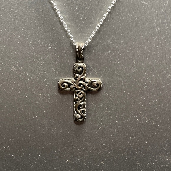 Vintage large sterling silver scroll work cross pendant. - Picture 5 of 11